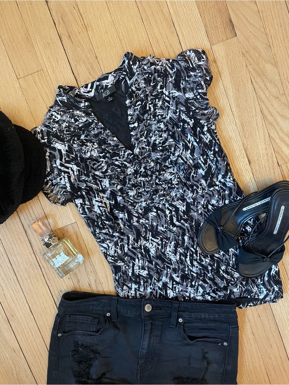 AGB Black & White Abstract V-Neck Short Sleeve Blouse
